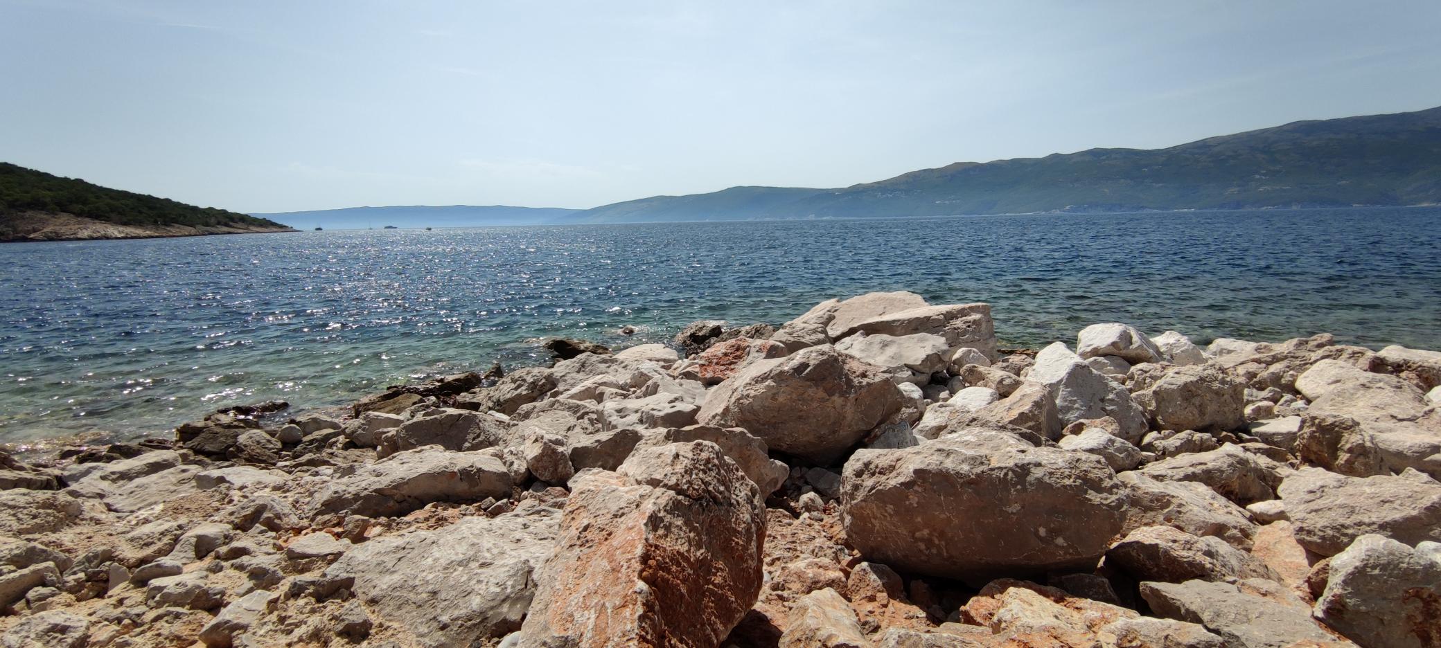 Blick von der kroatischen Küste aufs Meer