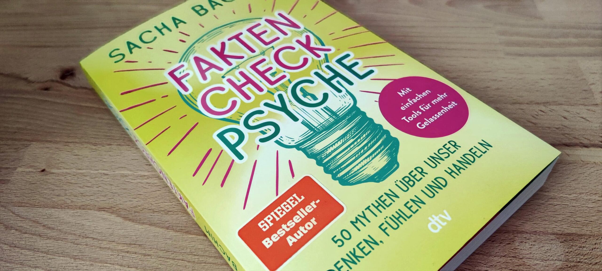 Blick auf gelbes Buchcover von "Faktencheck Psyche"