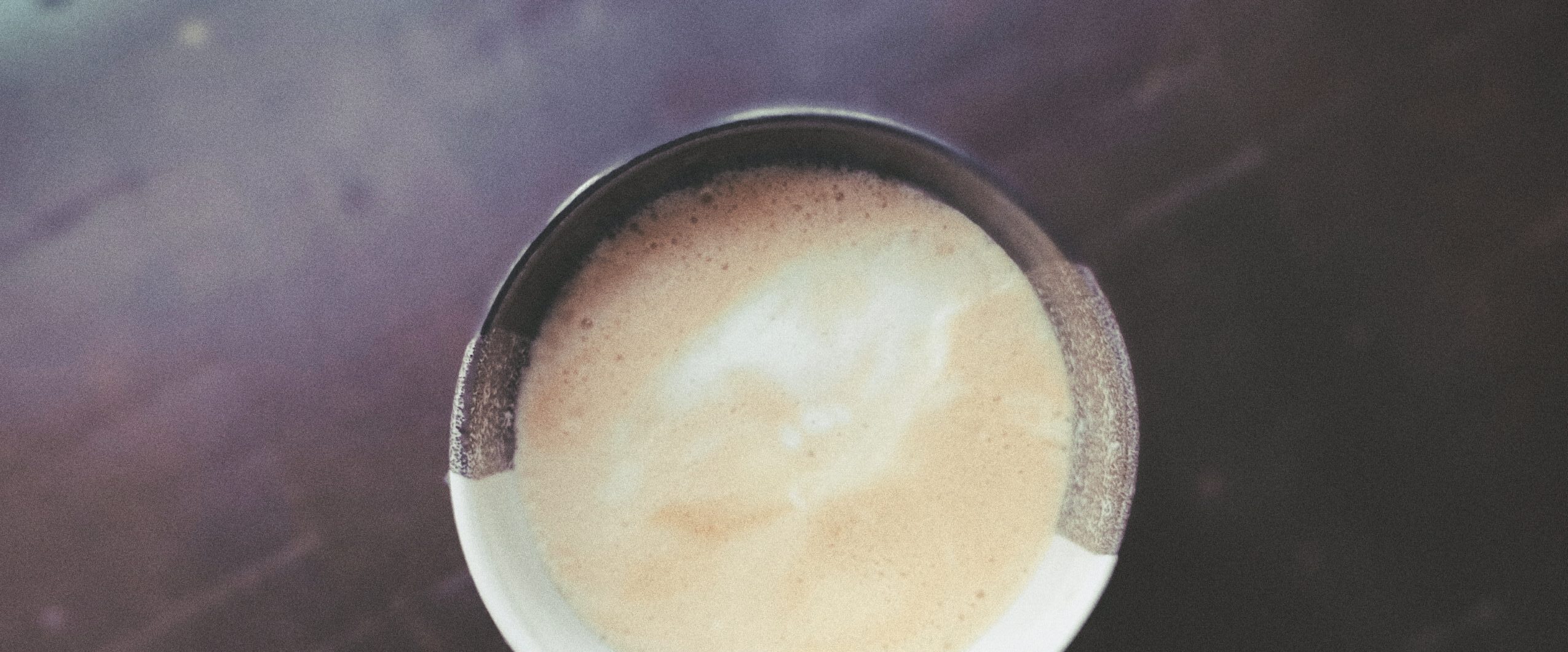 Tasse Kaffee auf dunklem Boden
